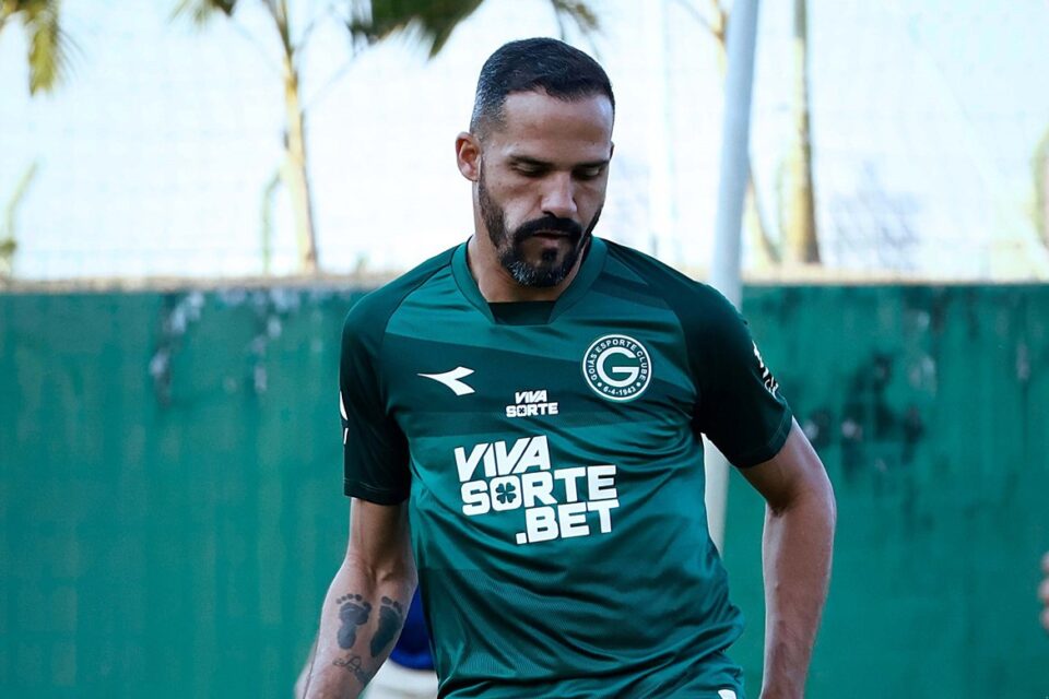Anselmo Ramon em treino no Goiás