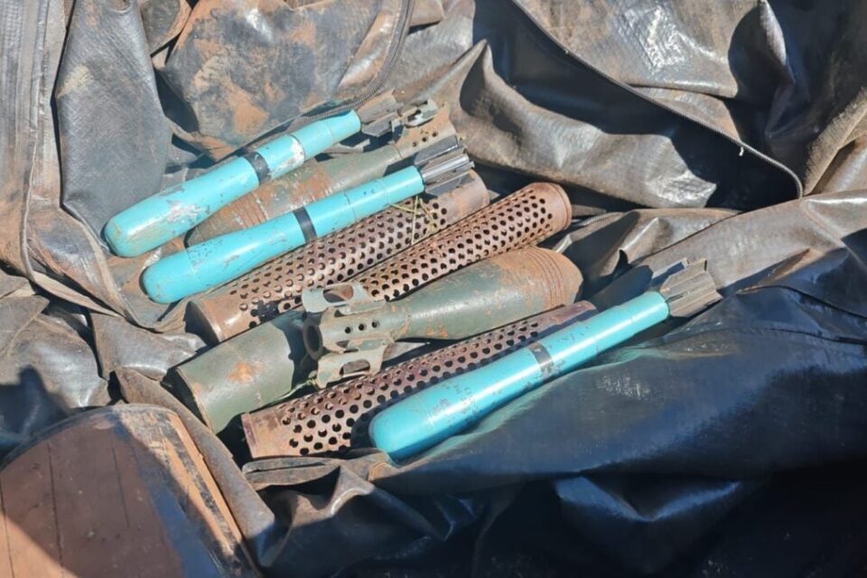 Granadas e morteiros abandonados no Santa Genoveva, em Goiânia (Foto: PM)