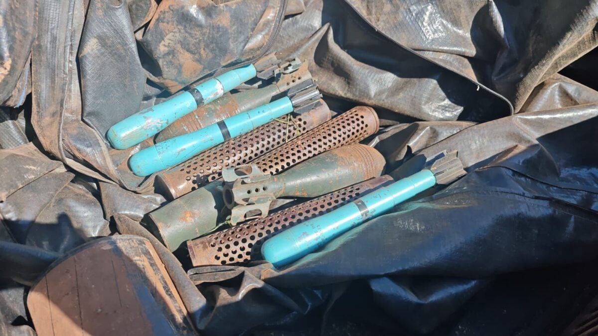 Granadas e morteiros abandonados no Santa Genoveva, em Goiânia (Foto: PM)