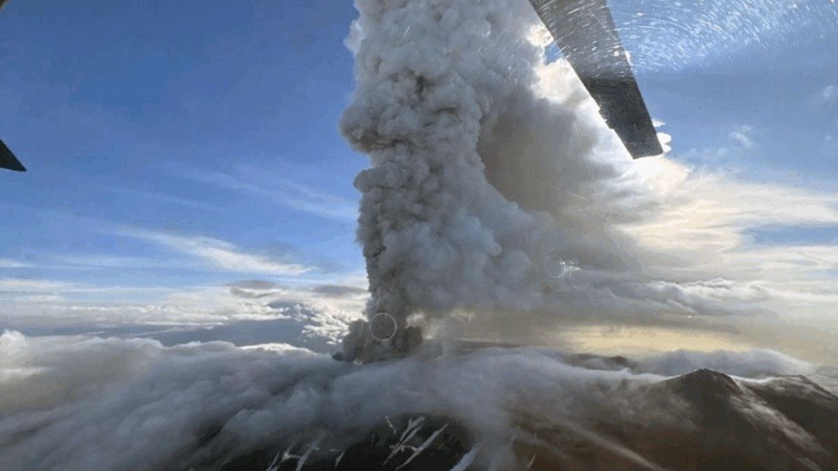 Imagem de uma grande nuvem de cinzas saindo do vulcão