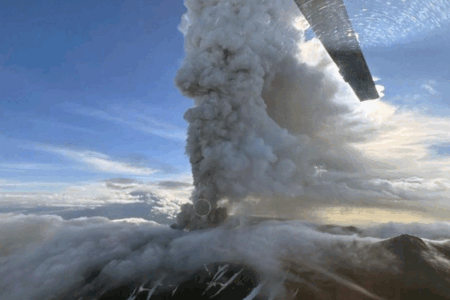 Imagem de uma grande nuvem de cinzas saindo do vulcão