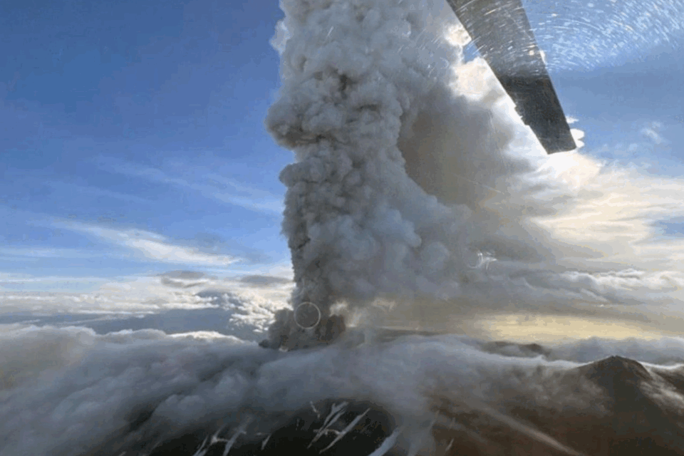 Imagem de uma grande nuvem de cinzas saindo do vulcão