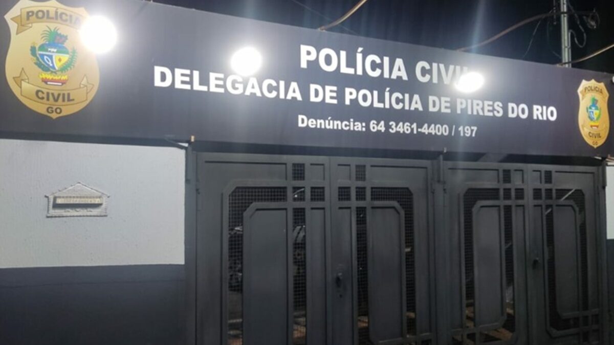 Homem agride esposa, a própria mãe e destrói casa no interior de Goiás Uma das vítimas foi localizada sentada na calçada, com ferimentos