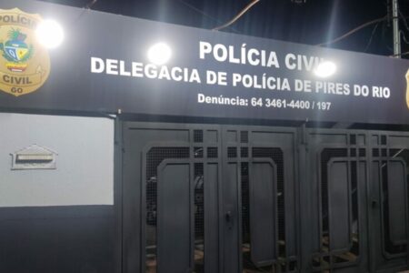 Homem agride esposa, a própria mãe e destrói casa no interior de Goiás Uma das vítimas foi localizada sentada na calçada, com ferimentos