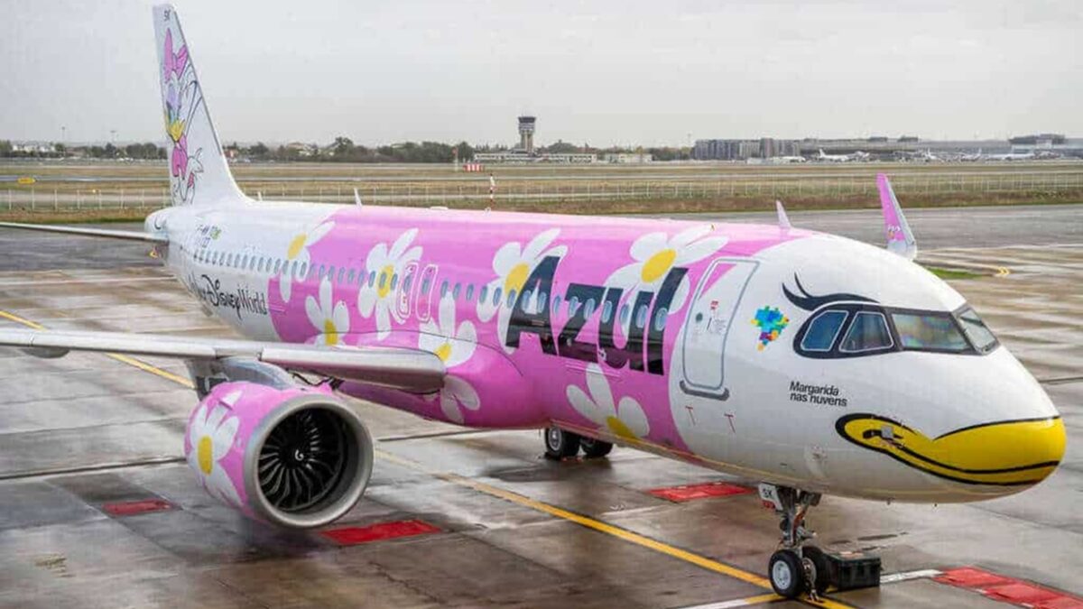 Avião faz pouso de emergência em Brasília após ameaça de bomba; PF se pronuncia Bilhete encontrado no banheiro do avião explosivos a bordo