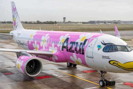 Avião faz pouso de emergência em Brasília após ameaça de bomba; PF se pronuncia Bilhete encontrado no banheiro do avião explosivos a bordo