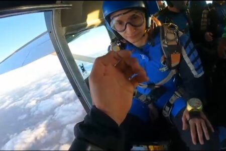 Imagem da mulher momentos antes do salto