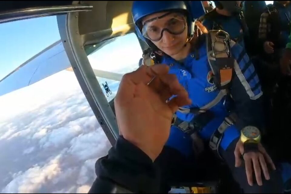Imagem da mulher momentos antes do salto