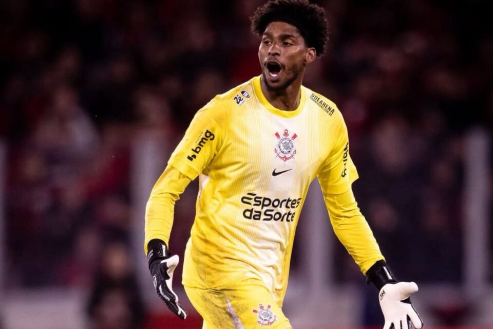 Goleiro sofre agressão durante minutos finais da partida de torcedor