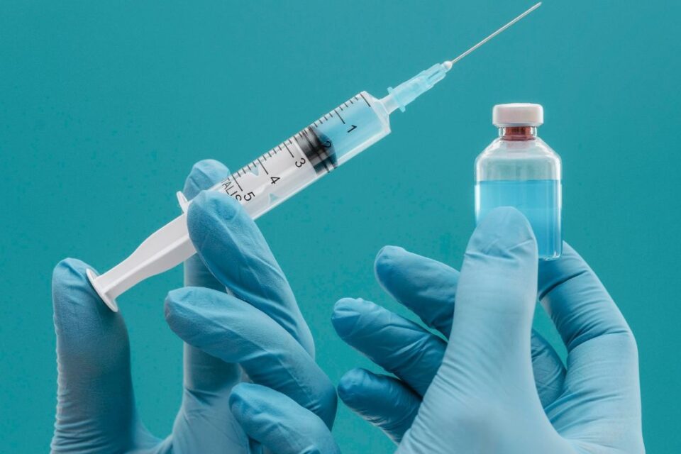 Estudo mostra que vacina popular reduz o risco de ataque cardíaco e AVC; saiba qual relação entre imunizante e saúde cardiovascular