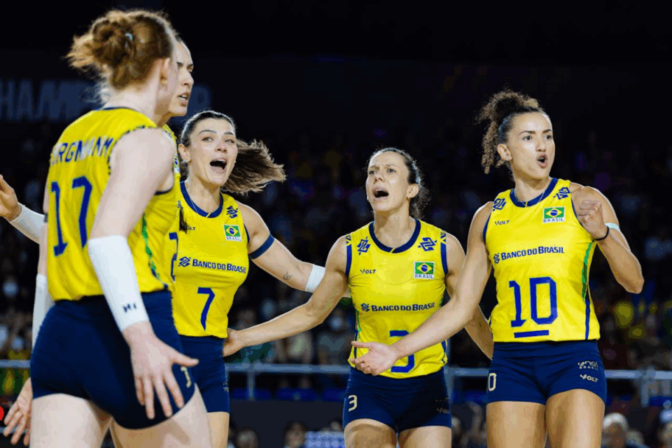 Seleção brasileira feminina de vôlei durante partida contra a França