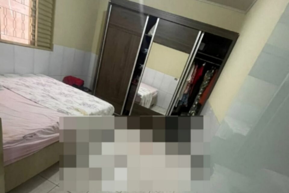 Imagem do quarto da vítima após as agressões