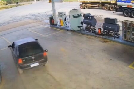 Homem abastece carro e foge do posto sem pagar, em Vila Propício (Foto: Reprodução)