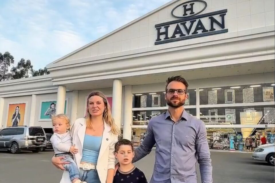 Cleiton e Jenifer Milbratz em frente a loja da Havan (Foto: Reprodução)