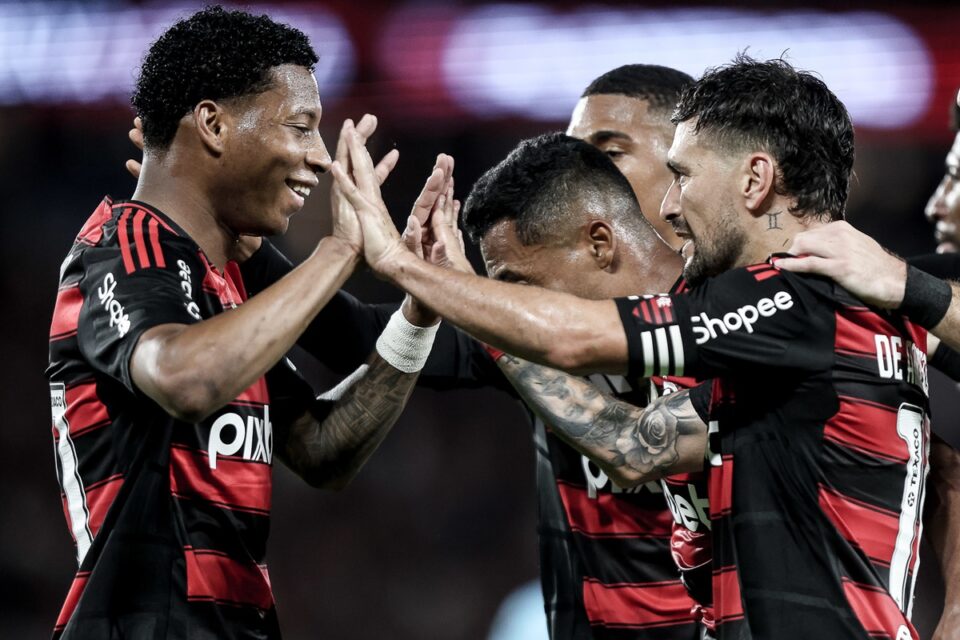Jogadores do Flamengo comemoram gol contra o Mirassol