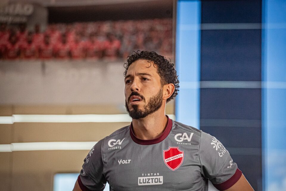 Jean Mota com a camisa do Vila Nova