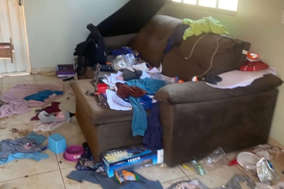 42c23915 1200 800 2025 08 09t092401.638 Polícia procura mulher que abandonou cachorros em casa trancada em Caçu