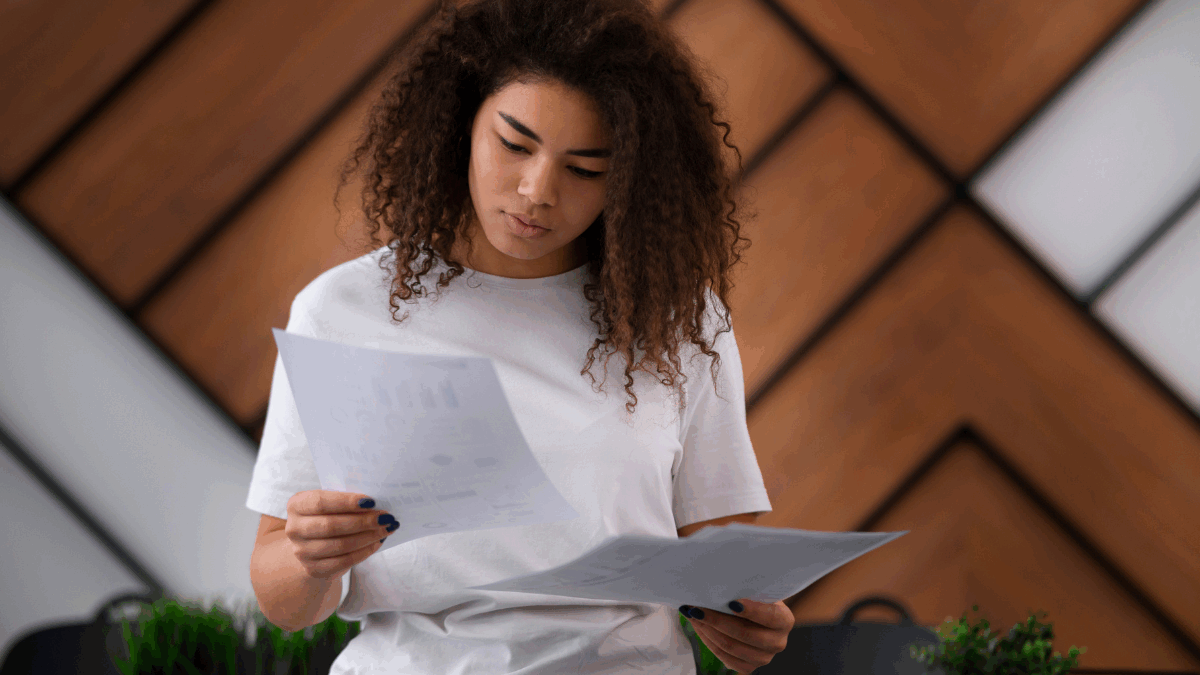 Imagem de uma pessoa analisando currículos de candidatos