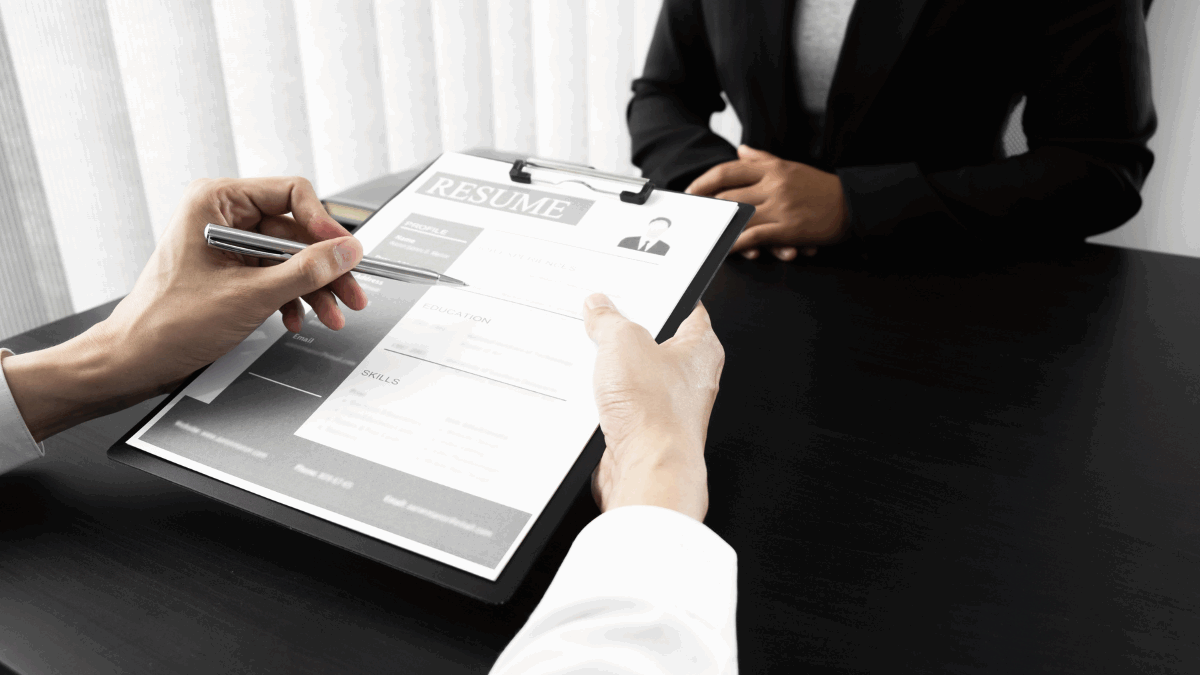 Imagem de uma pessoa durante a entrevista de emprego