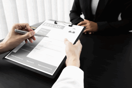 Imagem de uma pessoa durante a entrevista de emprego