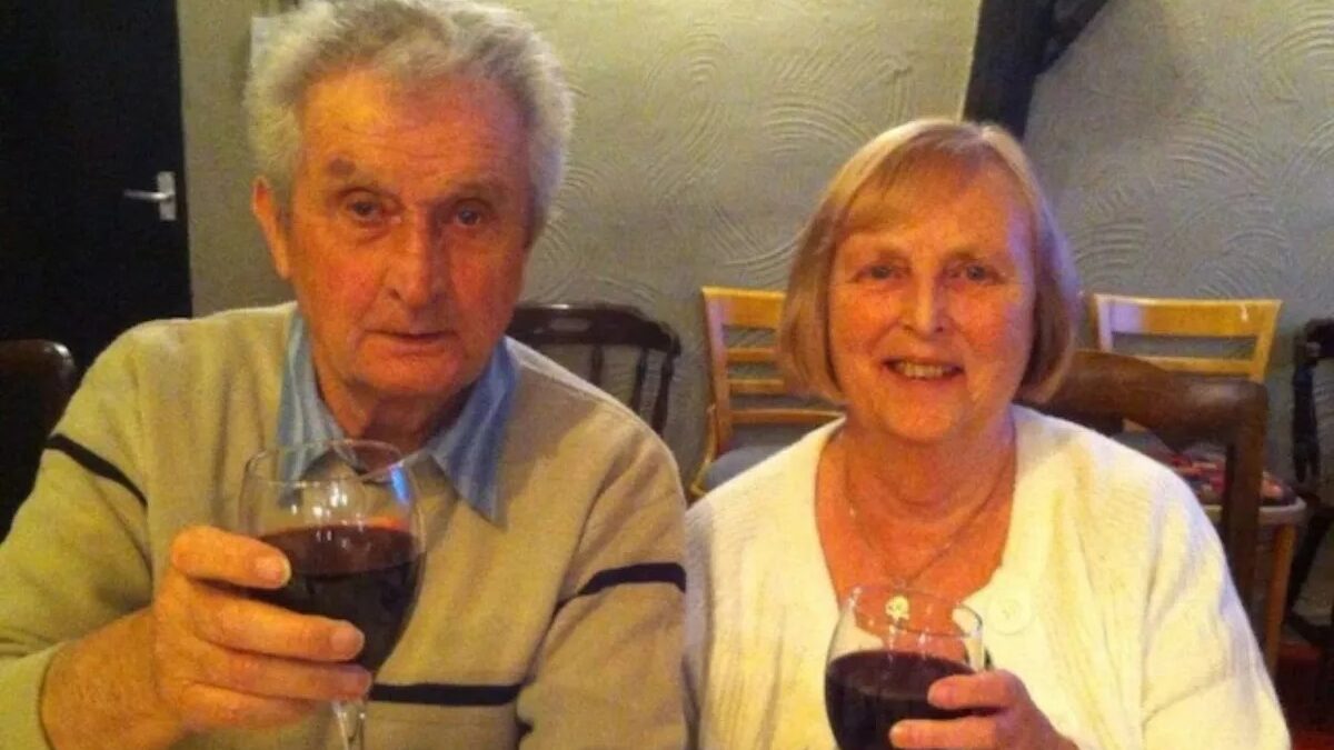 Idosa morre após cachorro lamber ferida e causar infecção, na Inglaterra June Baxter, de 83 anos, morreu em 7 de julho
