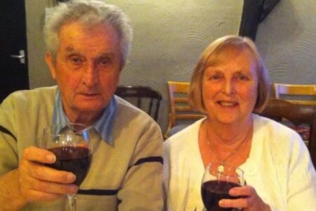 Idosa morre após cachorro lamber ferida e causar infecção, na Inglaterra June Baxter, de 83 anos, morreu em 7 de julho