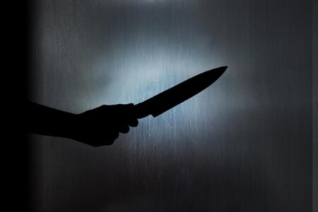 Professora é esfaqueada por aluna de 14 anos em escola de Valparaíso de Goiás Docente precisou ser socorrida por colegas e levada ao hospital