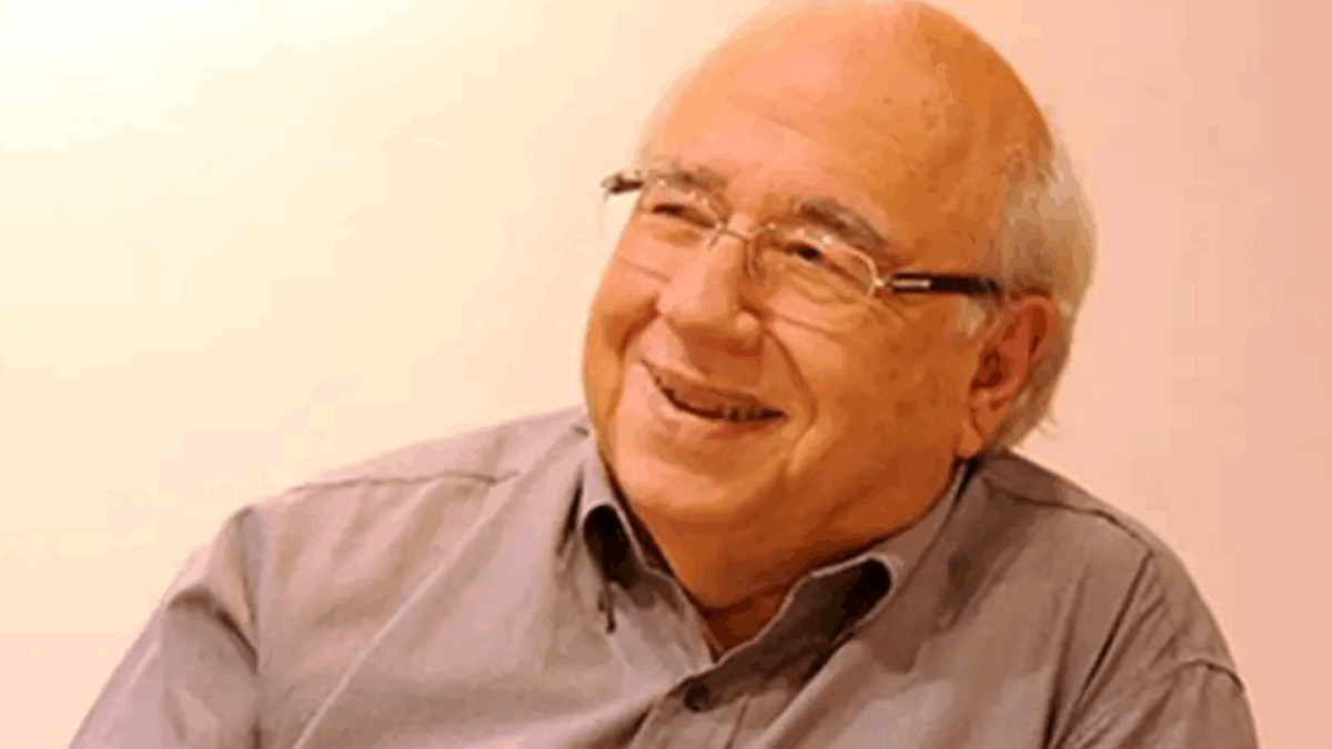 Luís Fernando Versíssimo sorri durante entrevista