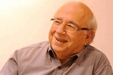 Luís Fernando Versíssimo sorri durante entrevista