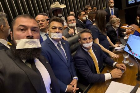 Com espadrapo na boca, bolsonaristas prometem obstruir pauta do Congresso (Foto: @paulobilynskyj1/X