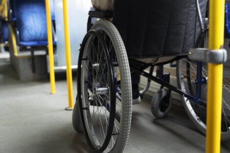 Falta de ônibus afeta jovens com deficiência em Senador Canedo