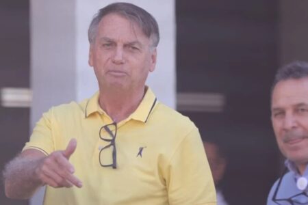 Bolsonaro vai a hospital fazer exames após crises de soluços e falta de ar Quadro clínico é atribuído a procedimento no abdômen em abril