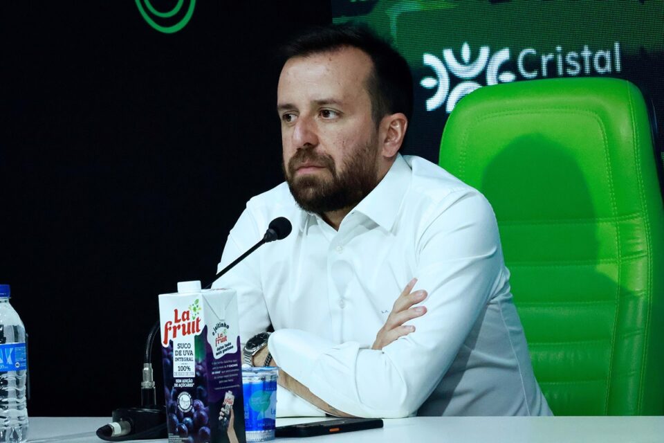 Lucas Andrino em coletiva no Goiás