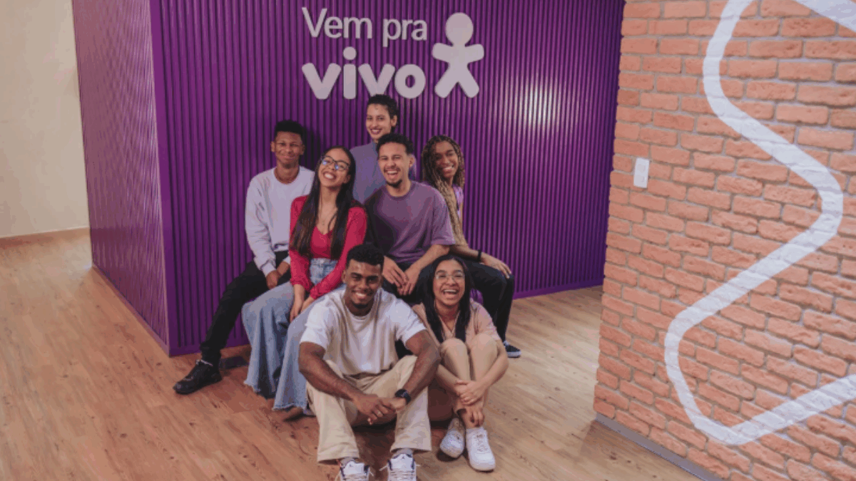 Imagem de jovens em frente a logo da Vivo