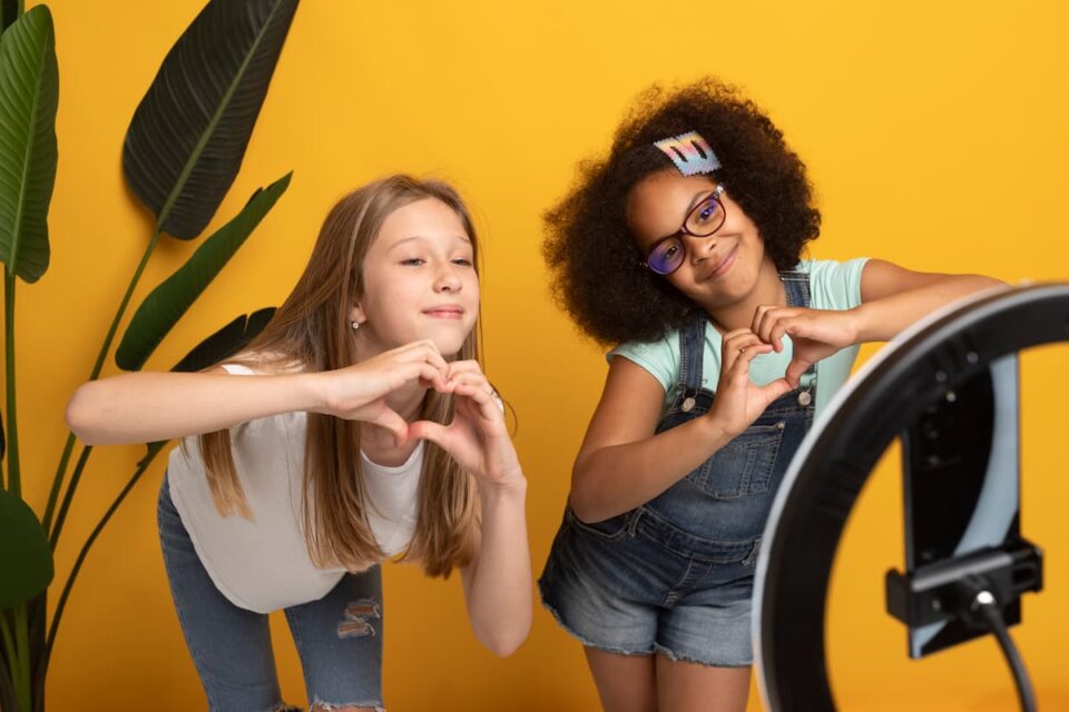 Justiça proíbe Facebook e Instagram de permitir trabalho de crianças influencers sem autorização Plataformas serão multadas em R$ 50 mil