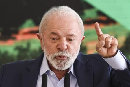Num governo que deixa gente passar fome, tem que decapitar o presidente, diz Lula Petista chora ao lembrar infância