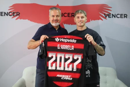 Varela renova com Flamengo