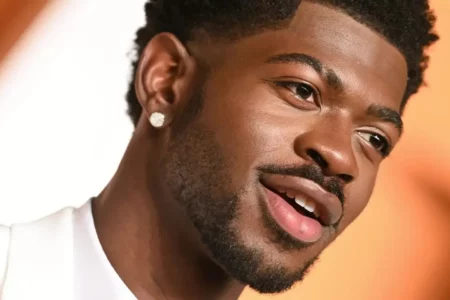 Lil Nas X é preso em Los Angeles e deixa a cadeia após pagar fiança de R$ 400 mil
