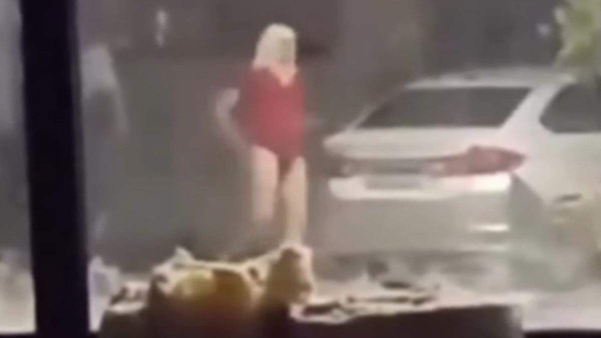 Pastor volta a ser filmado de calcinha e peruca loira nas ruas de Goiânia (Foto: Reprodução)