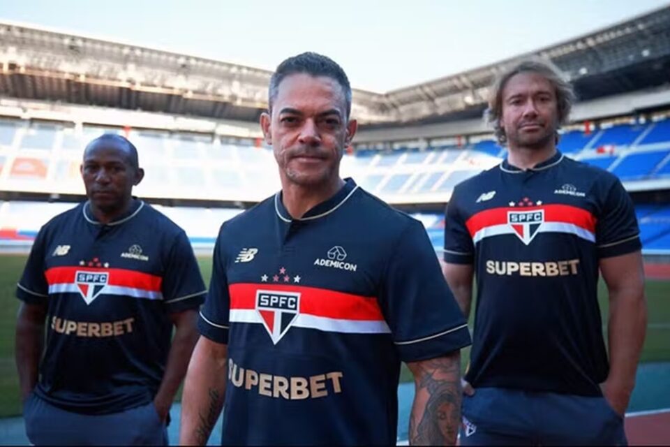 Ex-jogadores do São Paulo usam o novo terceiro uniforme do São Paulo