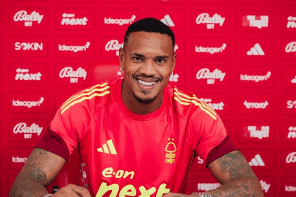 John durante assinatura de contrato com o Nottingham Forest