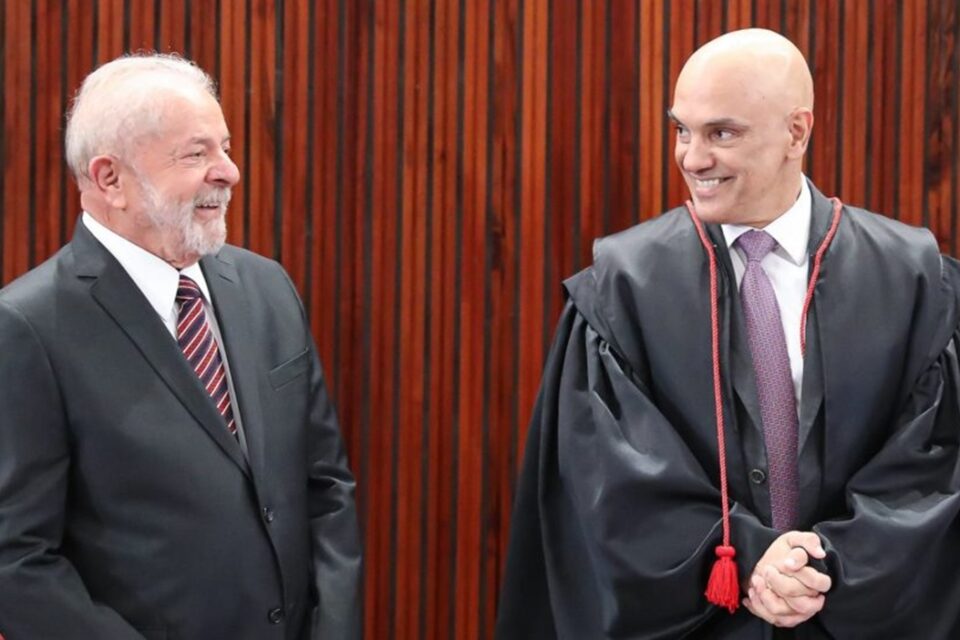 Lula diz que Moraes está garantindo a democracia no Brasil Presidente falou sobre pedido de impeachment contra ministro do STF