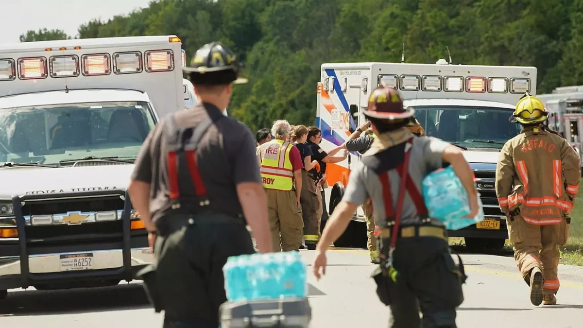 Ônibus de excursão tomba e deixa ao menos cinco mortos em rodovia de Nova York