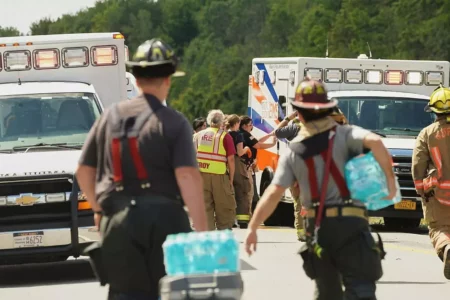 Ônibus de excursão tomba e deixa ao menos cinco mortos em rodovia de Nova York