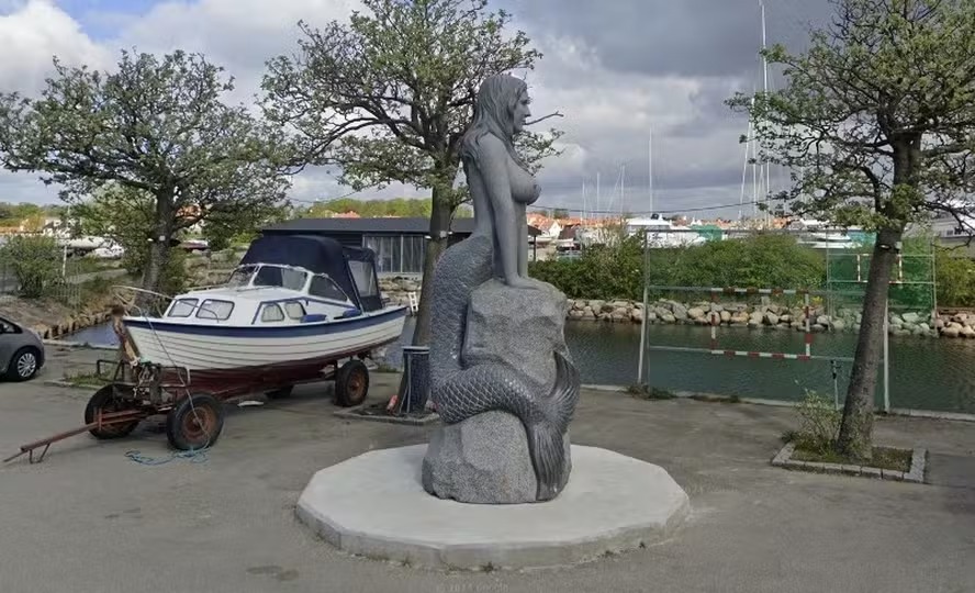 Estátua de sereia pornográfica será removida de porto; veja foto Artista responsável pela obra defendeu que o tamanho dos seios da sereia