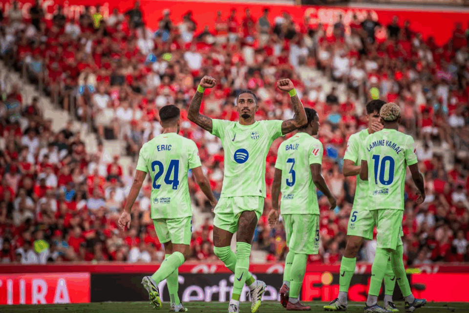 Raphinha comemora gol pelo Barcelona