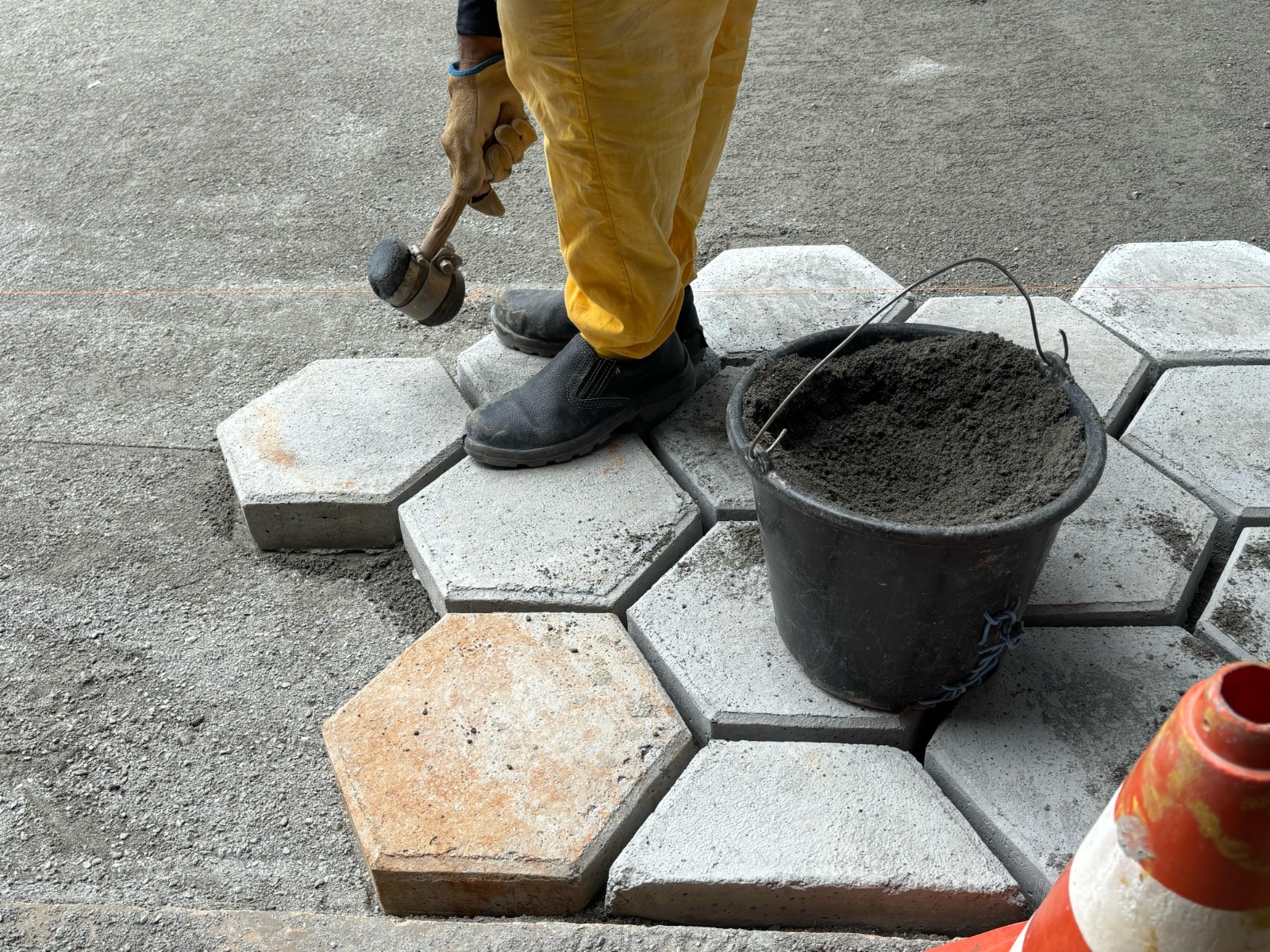 Imagem de um detento trabalhando