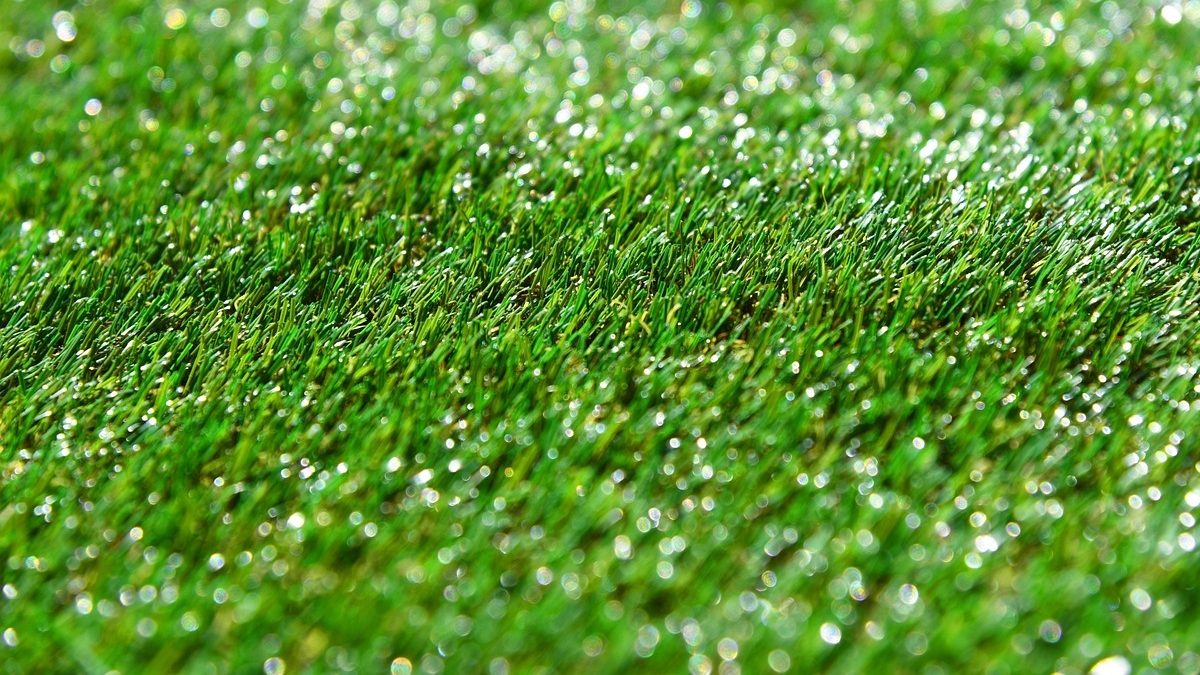 Comurg instala grama sintética em canteiros centrais de avenidas de Goiânia