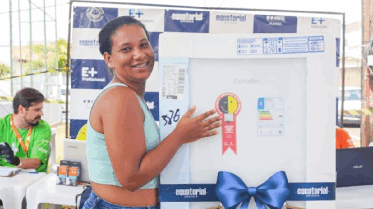 Imagem de uma mulher abraçada a uma geladeira