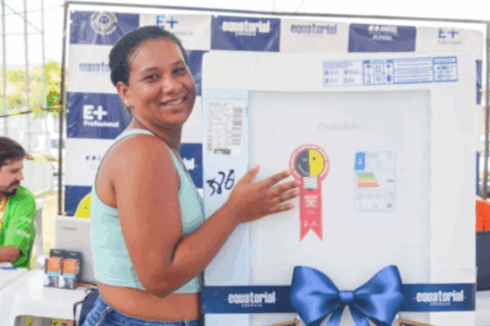 Imagem de uma mulher abraçada a uma geladeira